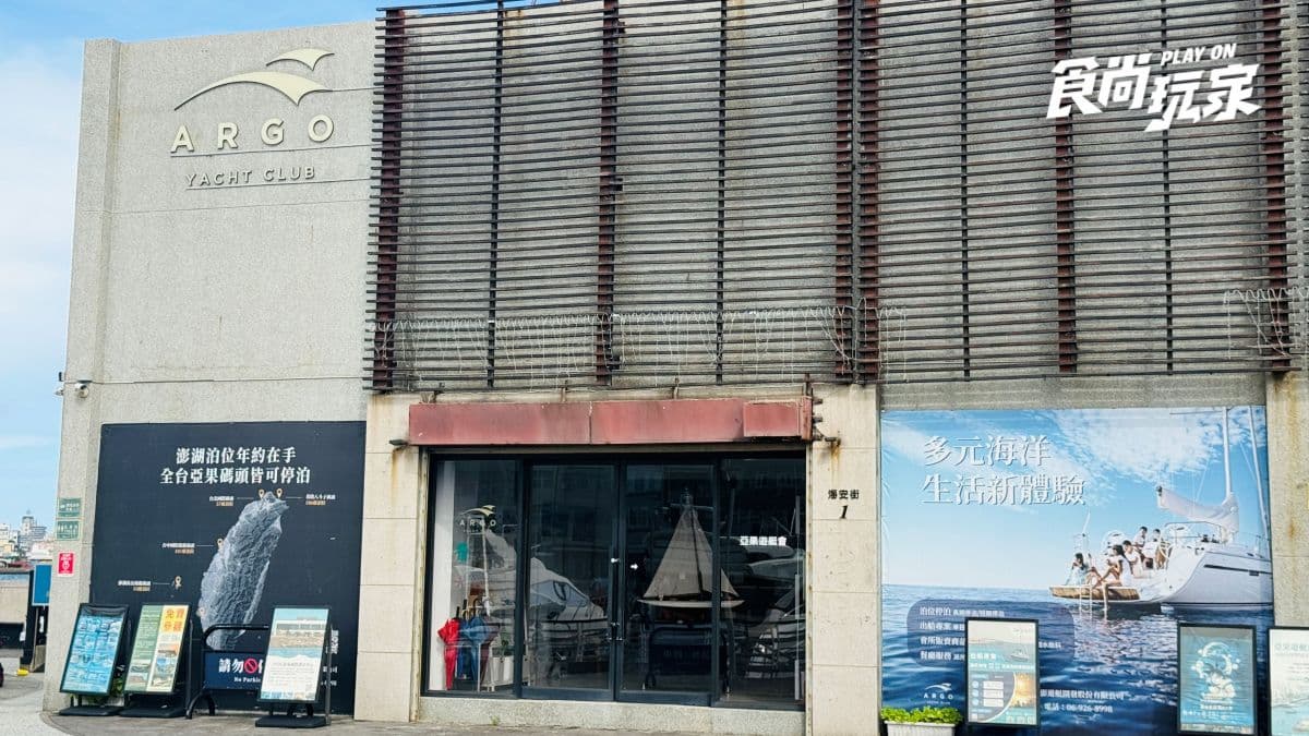 服務中心裡頭有專人提供諮詢服務，也有廁所、淋浴間、化妝間可使用。