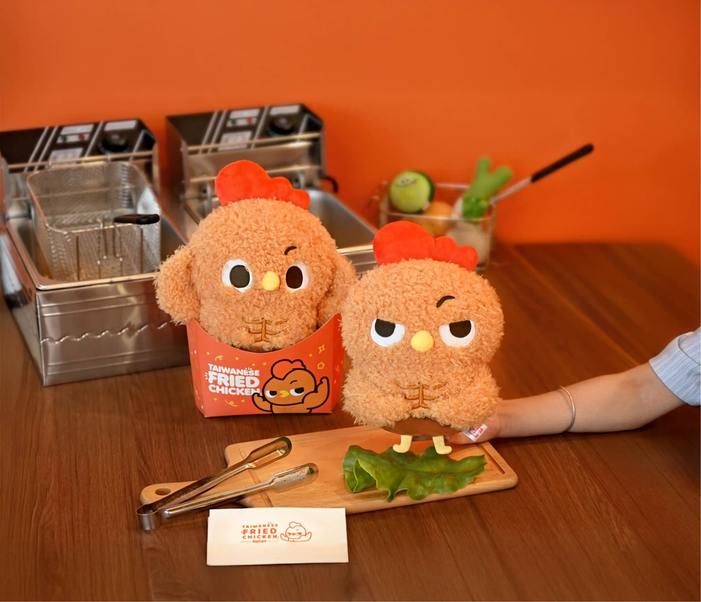 全台最大絨毛玩偶樂園!鹽酥雞DIY、玩總5+三麗鷗新品,HOLA哆啦A夢新品一次看 全台最大絨毛玩偶樂園!鹽酥雞DIY、玩總5+三麗鷗新品,HOLA哆啦A夢新品一次看