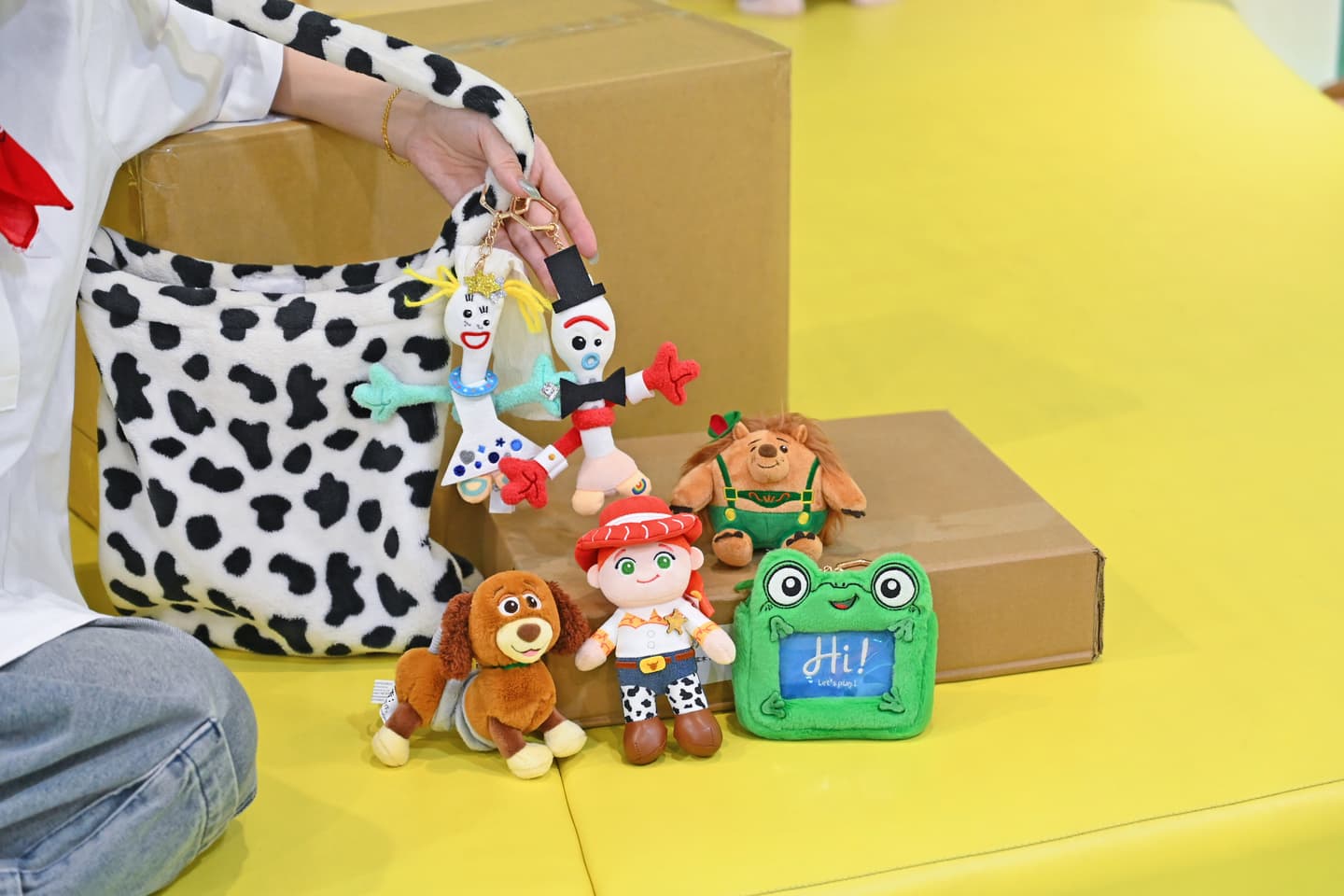 全台最大絨毛玩偶樂園!鹽酥雞DIY、玩總5+三麗鷗新品,HOLA哆啦A夢新品一次看 全台最大絨毛玩偶樂園!鹽酥雞DIY、玩總5+三麗鷗新品,HOLA哆啦A夢新品一次看