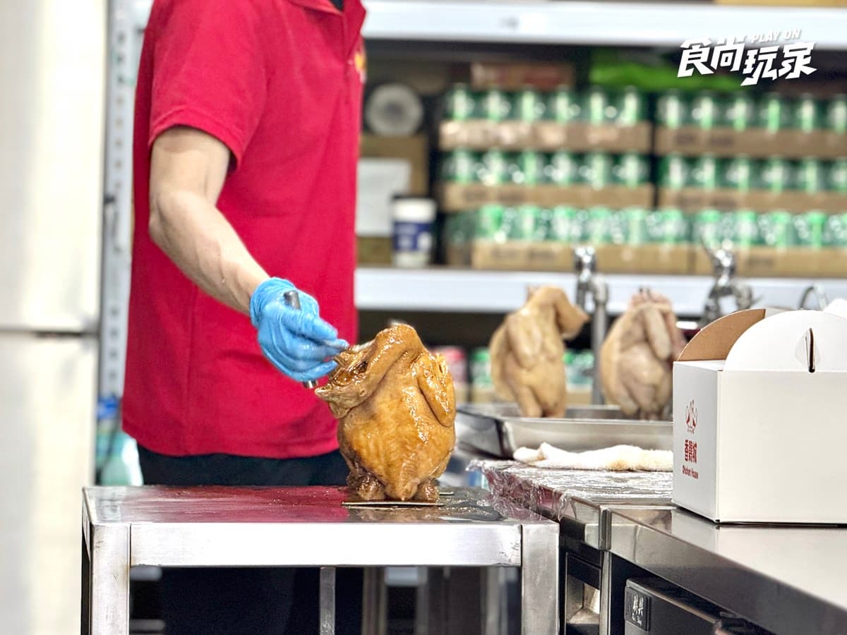 「手扒雞始祖」香雞城升級了！全新內用區登場，經典「靈魂麻辣醬」免費續加