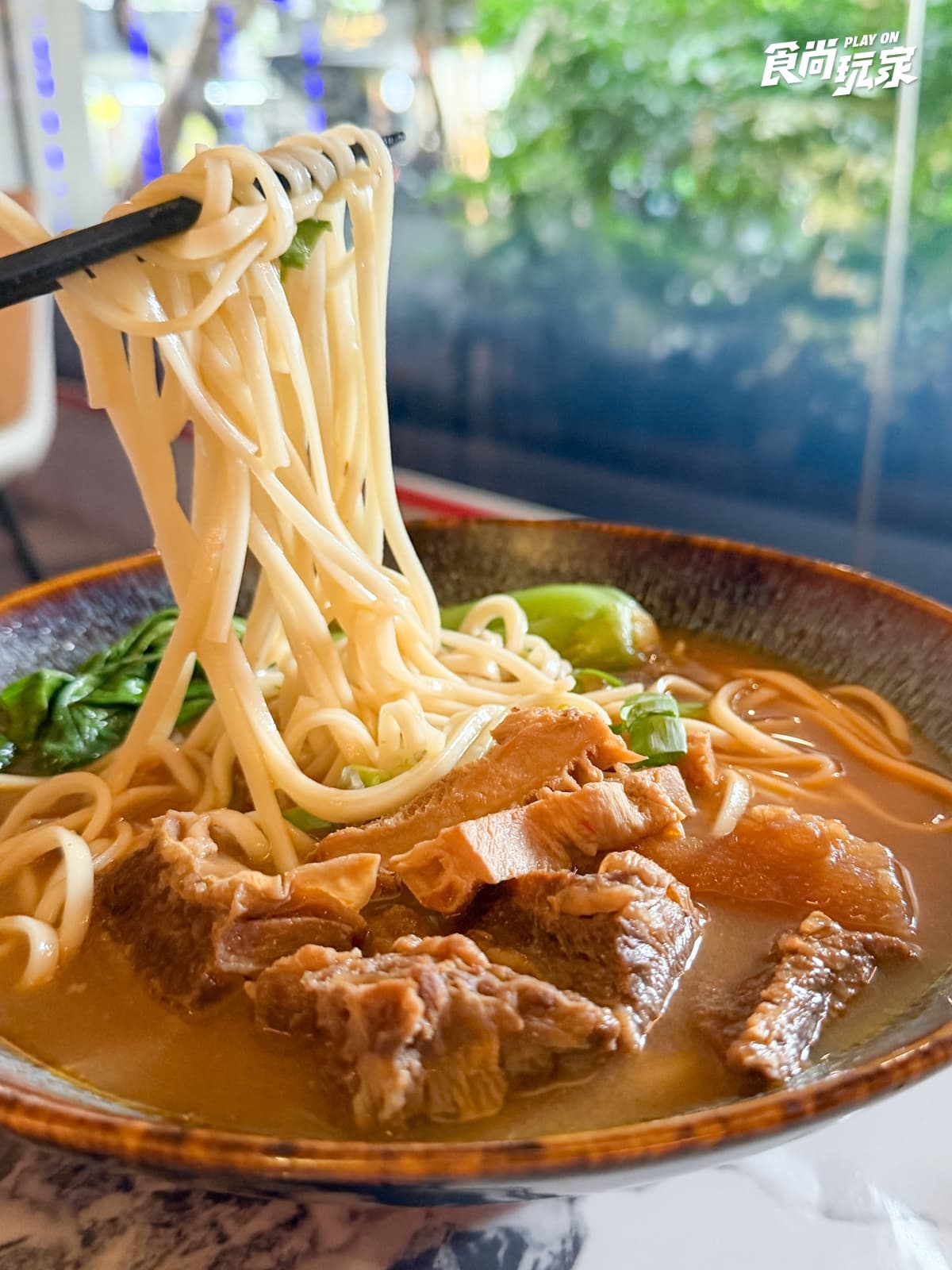 張孝全也來過！民生社區美食「華國私廚」打造酒吧，牛肉麵、日本生蠔必吃