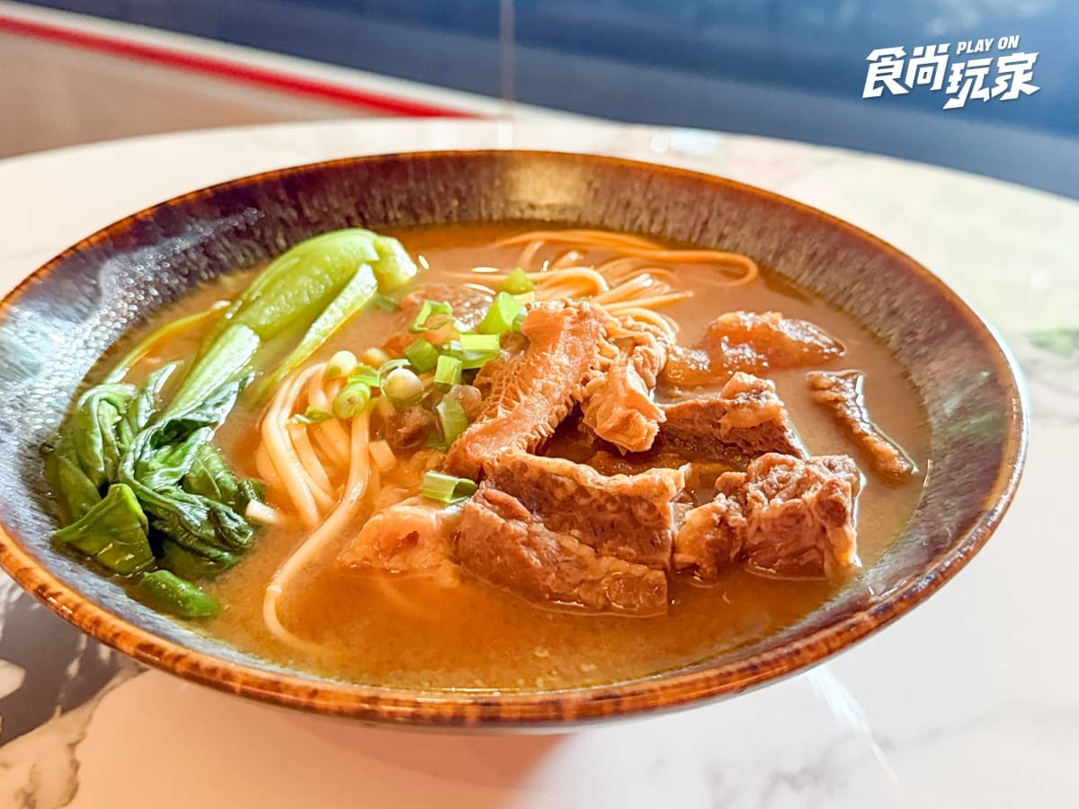 張孝全也來過！民生社區美食「華國私廚」打造酒吧，牛肉麵、日本生蠔必吃