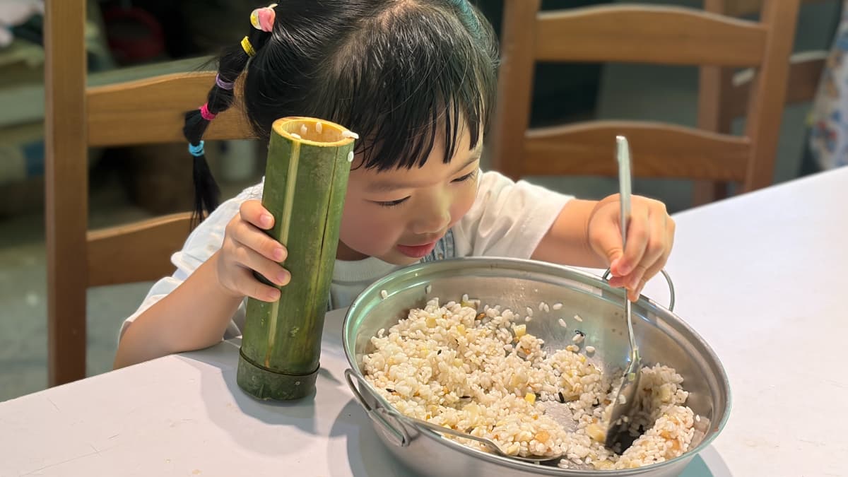 夏天就是要挖竹筍！走訪200年綠竹園農場，職人帶路砍竹子、DIY竹筒飯