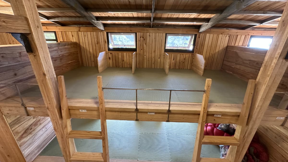 開箱奇萊山屋！海拔3345公尺全新完工：40床隔板房、交誼廳，８月預約入住