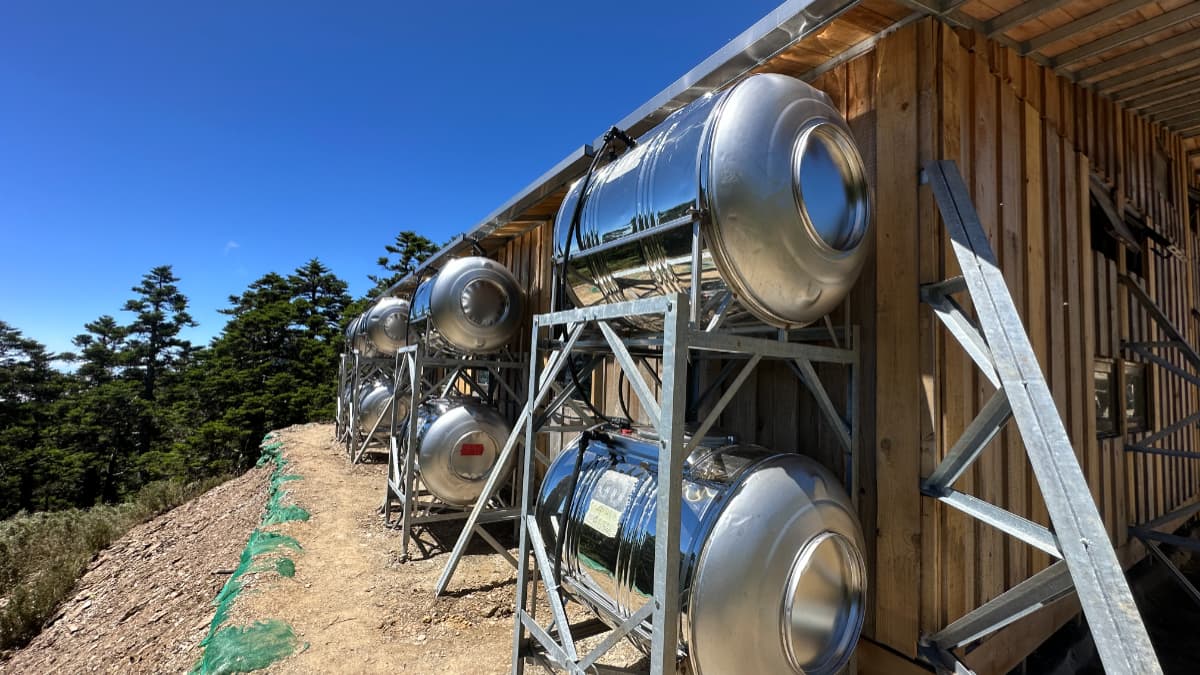 開箱奇萊山屋！海拔3345公尺全新完工：40床隔板房、交誼廳，８月預約入住