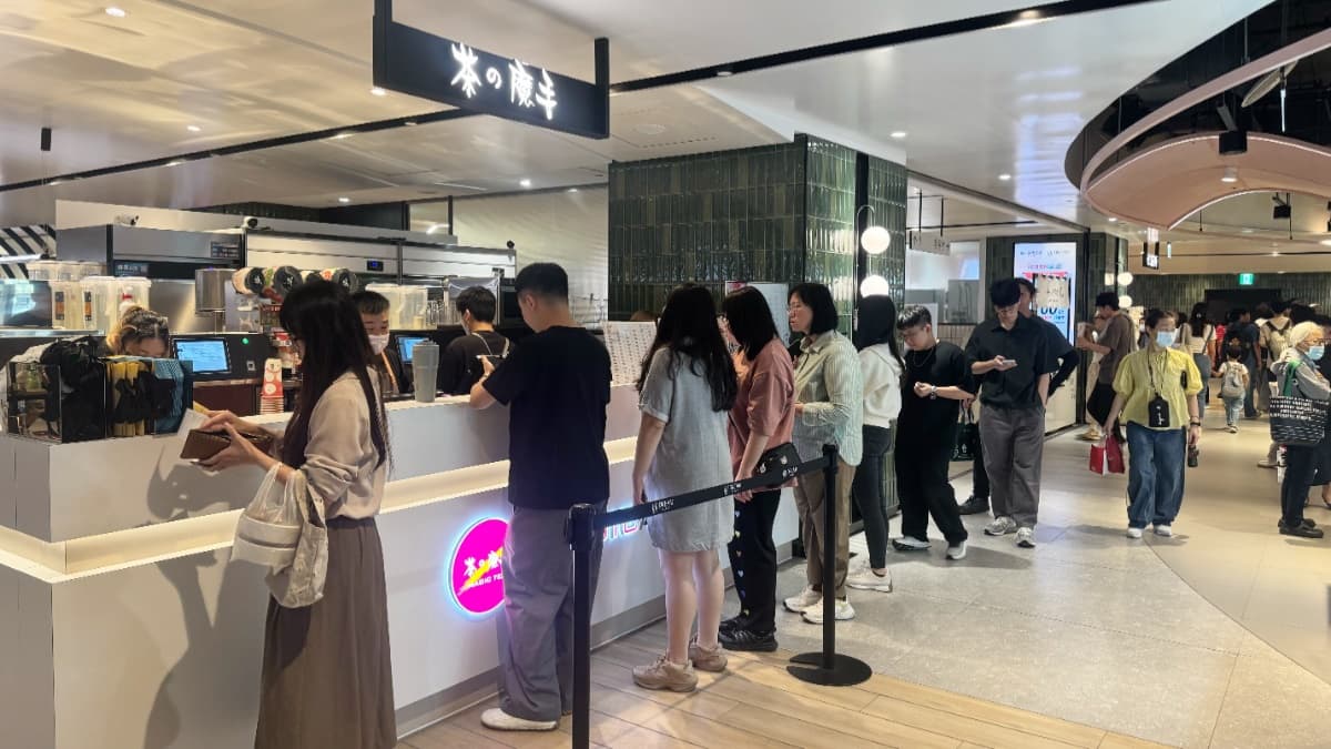 「茶之魔手」首間百貨店開了！全品項買３送１，大茗、再睡５分鐘新品同步喝