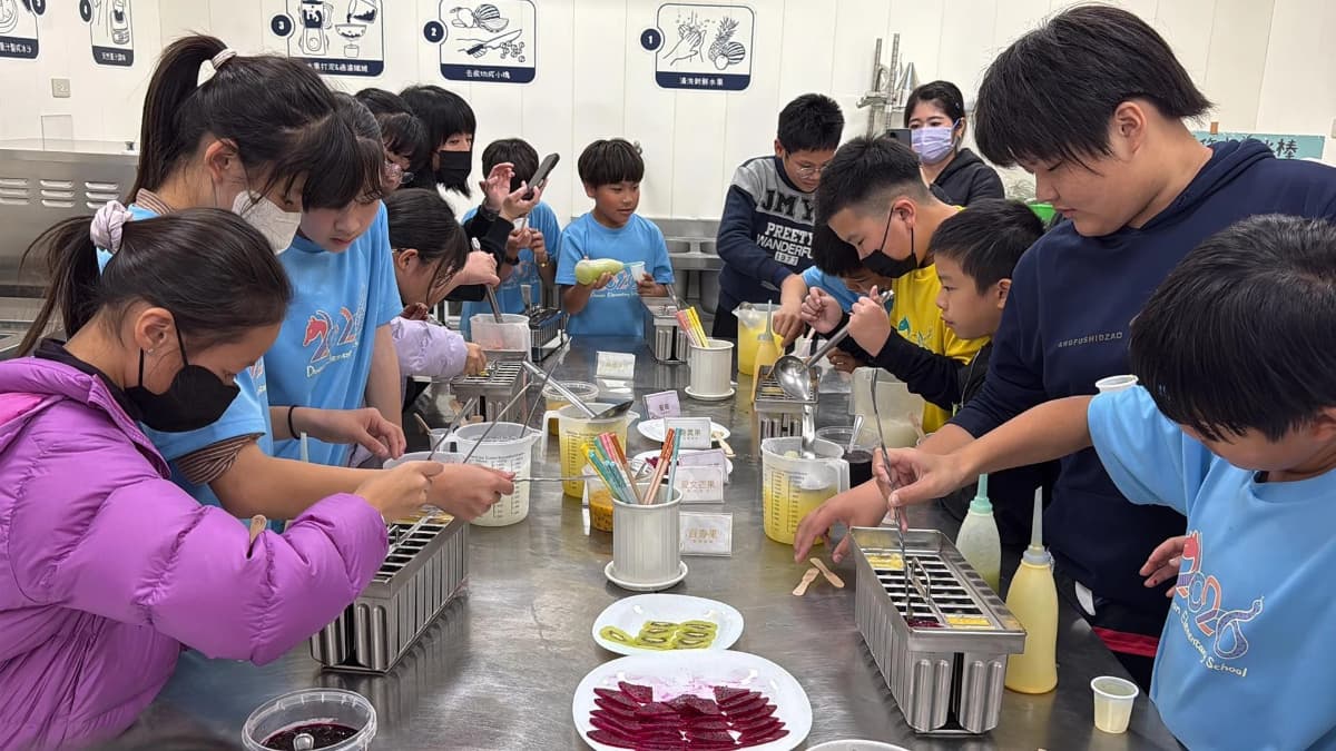 夏天吃冰消暑趣！動手DIY天然水果變「專屬冰棒」、果皮渣渣打造七彩蠟筆