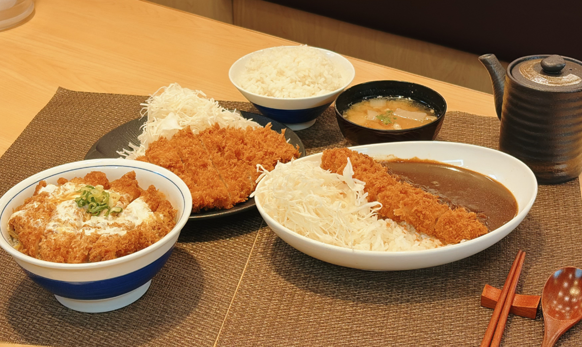 免費續湯飯、高麗菜絲！199元爽嗑豬排定食、咖哩雞肉，對「證件」豬排丼