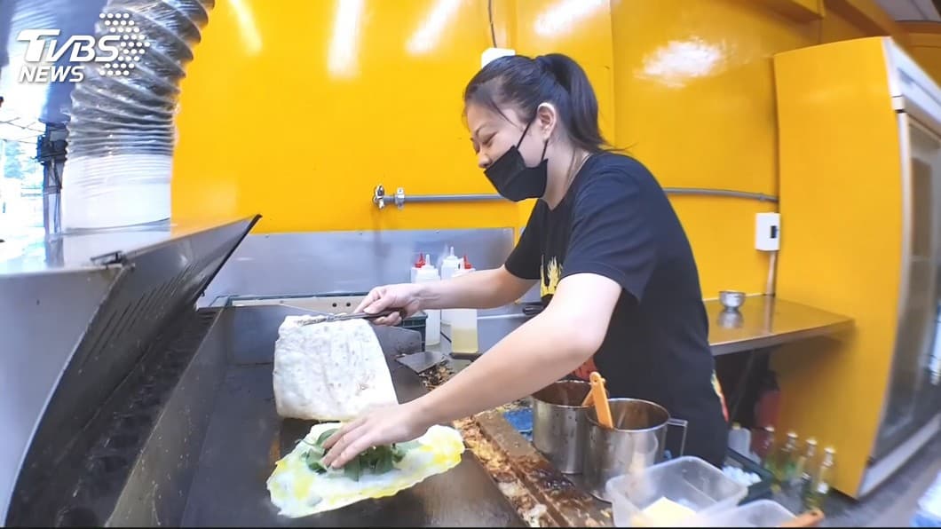 吃一個飽到中午！板橋2家「巨無霸早餐」：「台版大漢堡」蛋餅、饅頭夾滿6種料