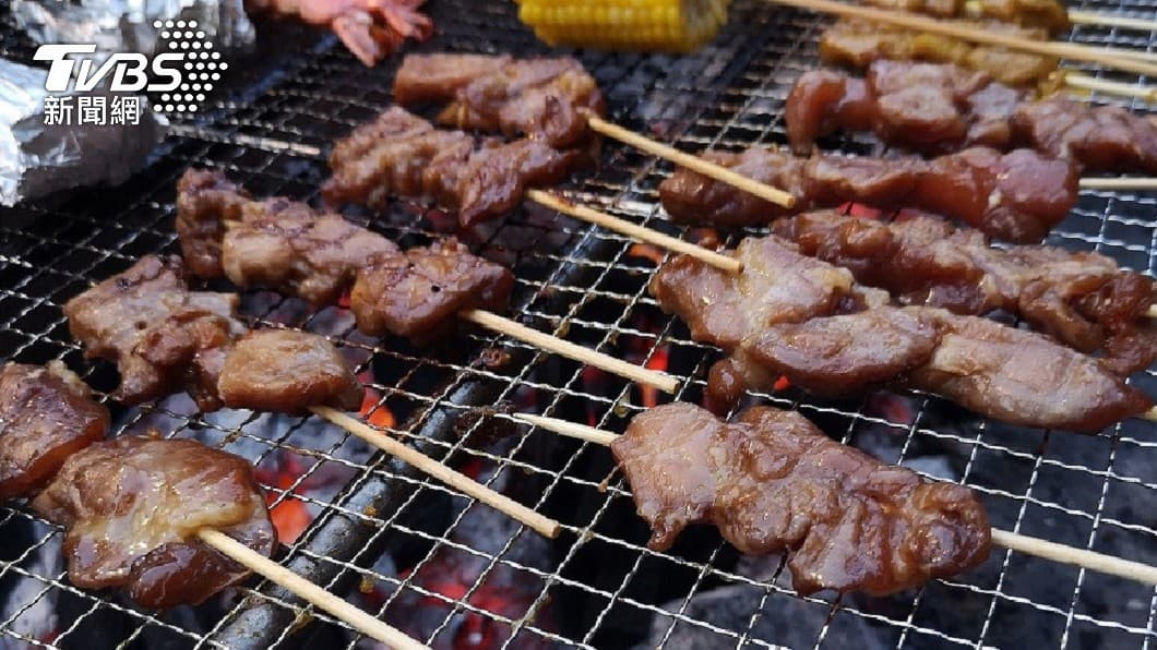新北市「內用解禁」了!美食街、超商、夜市明起全恢復,烤肉同步要注意 在住家騎樓烤肉當心挨罰。(示意圖/shutterstock達志影像) 到底怎麼烤?北市不禁「騎樓烤肉」 但被檢舉恐挨罰
