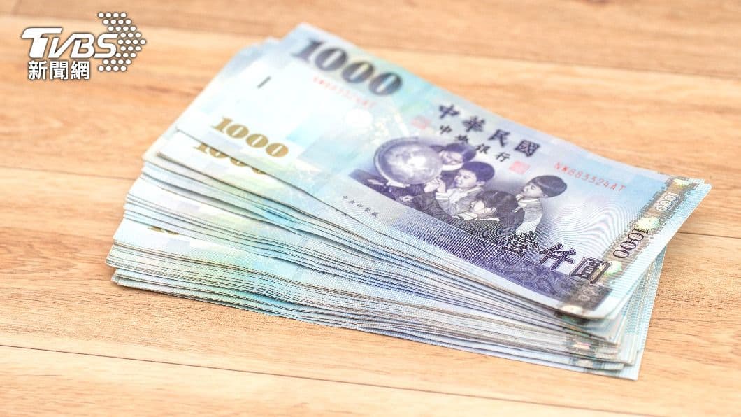 「勞工紓困補助」一次看!無薪假勞工可領11000元、最長24個月,畢業生補助3萬元 因疫情影響,許多勞工面臨失業或被放無薪假。(示意圖/shutterstock達志影像) 遇疫情遭開除、放無薪假 勞工紓困補助一次看