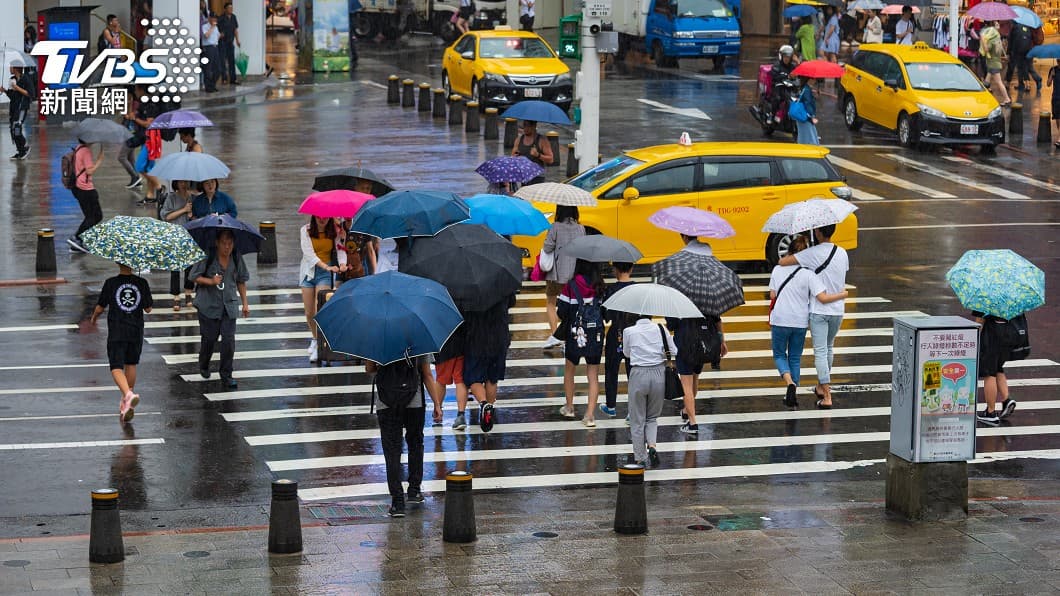 近日全台連日陰雨。（示意圖／Shutterstock達志影像） 雨終於要停！鄭明典樂曬圖「變乾趨勢明顯」基隆人卻哭了