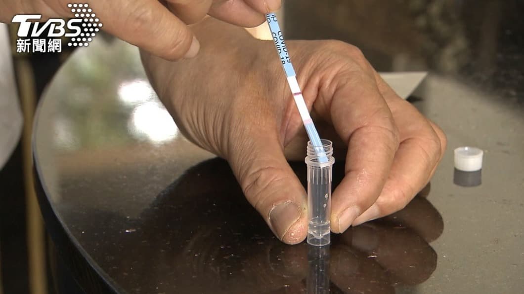 台灣也終於在昨（12）日通過2款居家快篩試劑進口許可。（圖／TVBS資料畫面） 國外親友若寄「居家快篩」來台　食藥署：須提自用申請