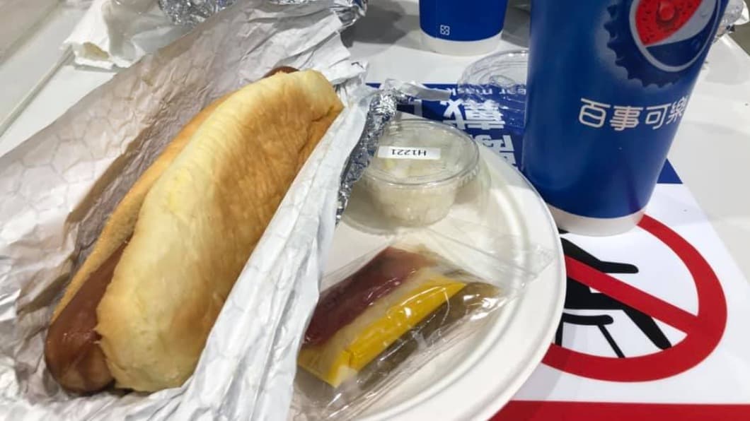 配料區不再無限供應!好市多碎洋蔥、酸黃瓜醬改「單包裝」,網讚:打包大媽崩潰 有民眾前往美式賣場時發現提供配料的方式改變。(圖/翻攝臉書Costco好市多 商品經驗老實說) 大媽大叔哭哭!好市多配料區改「這包裝」 無法加到爽了