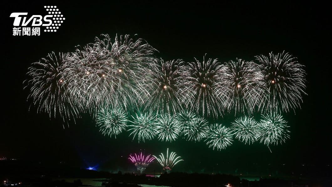 2021國慶焰火將在高雄登場。（圖／中央社資料照） 國慶焰火睽違20年返高雄　降載2萬人預約抽籤入場