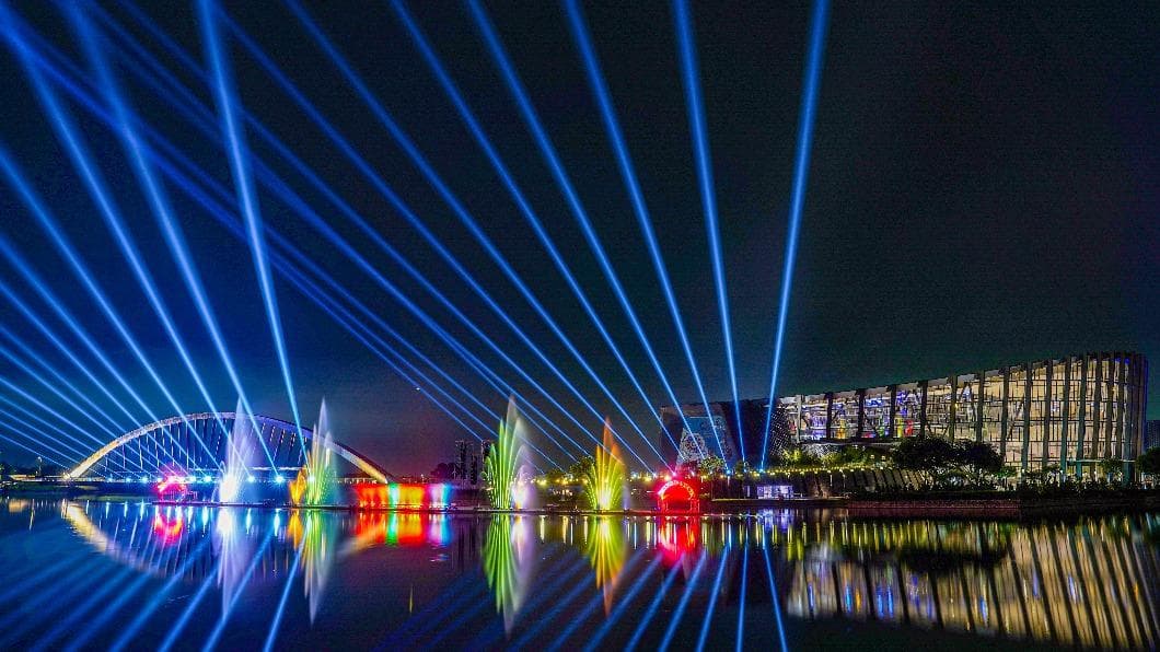 3D雷雕水舞、500架無人機展演超美!故宮南院從早玩到晚,國慶再看壯觀煙火秀 今年無人機陣容從300架升級為500架。(圖/故宮南院提供) 暑假來了!故宮南院無人機搭配聲光水幕秀 一路嗨到國慶