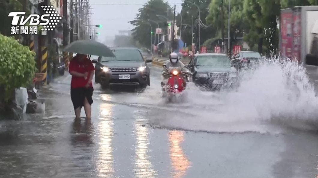 強颱軒嵐諾來襲，部分地區已發布大雨特報。（示意圖，與本文無關／TVBS資料畫面） 「8地區」恐達放假標準！最強風王軒嵐諾逼近　隨便吹都6級風