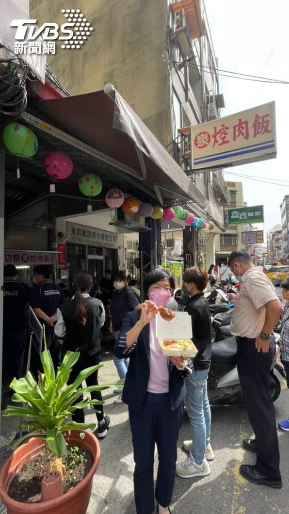 阿泉爌肉飯整修後重新開張，彰化縣長王惠美也來排隊。(彰化縣政府提供) 今天吃爌肉嗎? 阿泉爌肉飯強勢回歸 重新開張首日縣長也來排隊