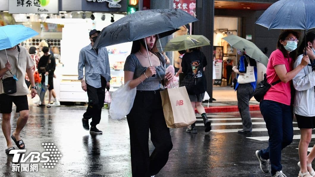 本週先晴後轉雨!白天氣溫逐日回升、日夜溫差大,第2波梅雨這天報到 梅雨襲台,外出記得帶傘。(圖/胡瑞麒攝) 梅雨發威!12縣市大雨警戒 「放晴4天」又有鋒面來了