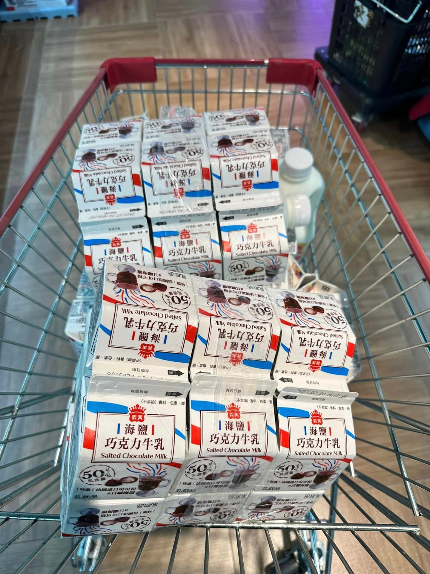 全聯鮮奶買1送12!超浮誇贈品「倒賺百元」婆媽搶翻,網友跪求門市地址 全聯鮮乳買1送12。(圖/翻攝自《全聯消費經驗老實說》) 買1送12!全聯鮮奶「超浮誇贈品」 婆媽搶爆:倒賺百元