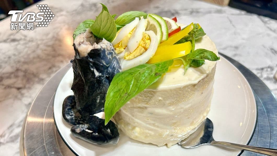 青蛙蛋糕再刷一波視覺震撼。（圖／TVBS） 北港能超越北港！獵奇料理再刷震撼　青蛙蛋糕不去皮上桌