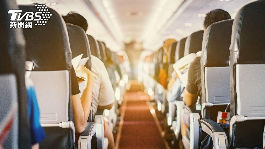 飛機上別點茶或咖啡?美國空姐驚爆「搭機超噁內幕」,台灣前空服員揭真相 正妹空姐香緹認為飛機上最髒的地方是椅袋跟地毯。(示意圖/shutterstock達志影像)