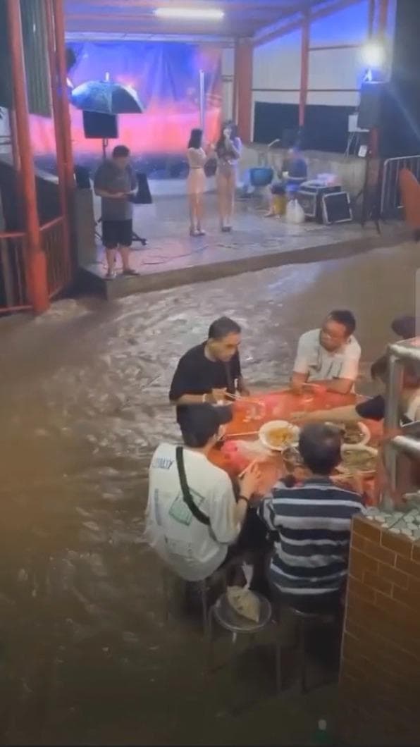 土黃色水已經淹到腳。（圖／民眾提供） 正港流水席！嘉義普渡宴遇暴雨　信徒泡水吃、辣妹嗨熱唱