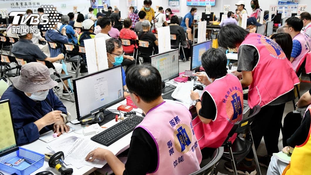 國稅局中正分局今報稅首日擠滿民眾。（圖／胡瑞麒攝）