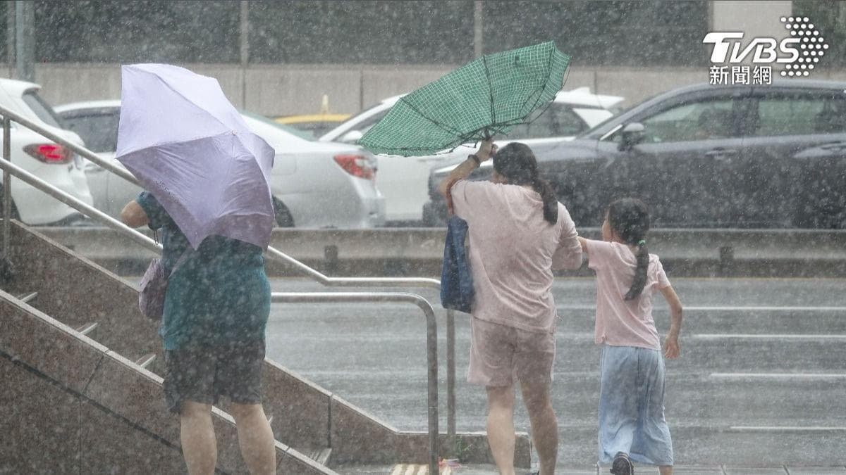 凱米颱風來襲，風雨越晚越大。（圖／張哲鳴攝）