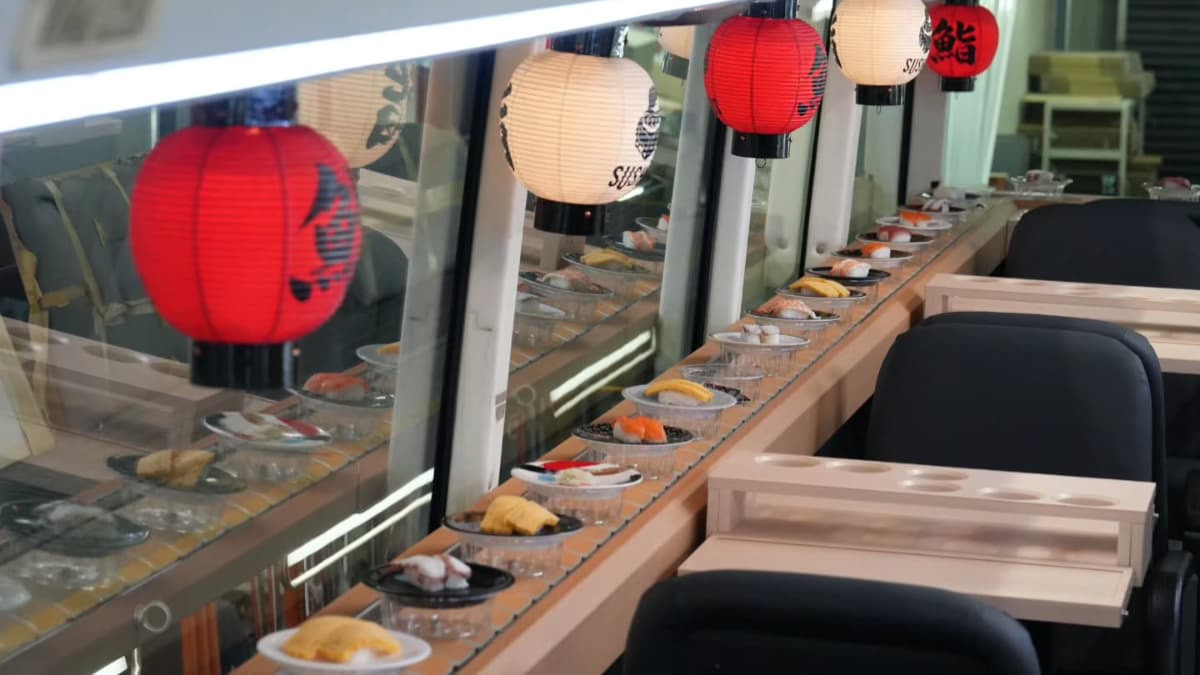 全球首創「旋轉壽司×雙層巴士」！10/10東京登場，70分鐘吃到飽，賞澀谷、淺草街景