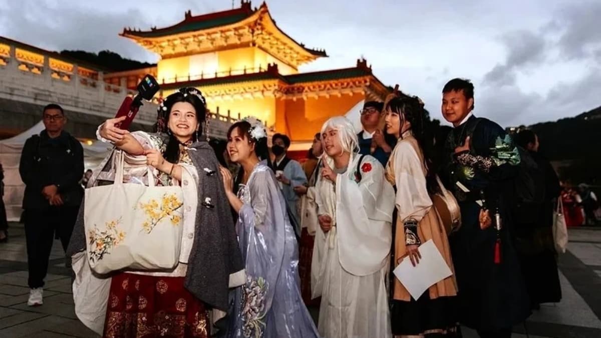 穿古裝夜遊故宮！「百駿圖」變身時尚秀，Cosplay入宮闖關、送「翠玉白菜」吉祥物