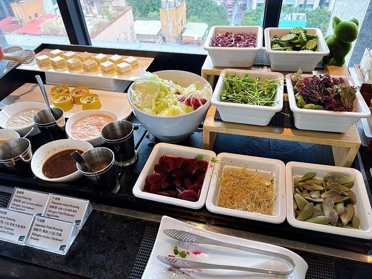 飯店早餐吃到飽330元！55歲以上樂齡族優惠，17樓賞美景吃Buffet