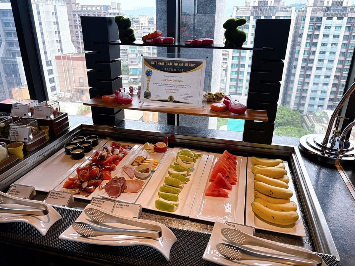 飯店早餐吃到飽330元！55歲以上樂齡族優惠，17樓賞美景吃Buffet