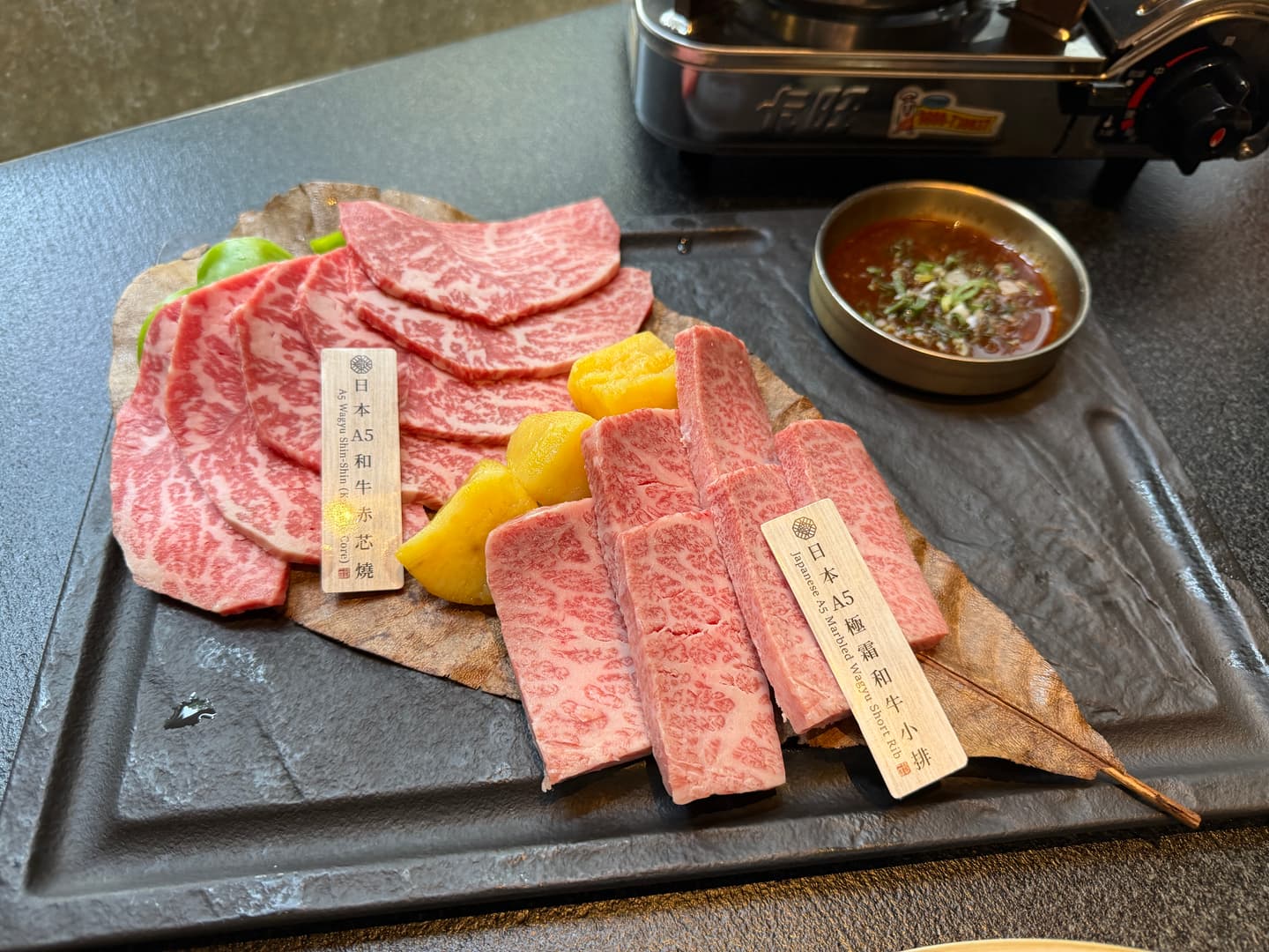 台中七期燒肉推薦!專人代烤、全新日本A5和牛套餐開箱,當月壽星免費吃和牛 台中七期燒肉推薦!專人代烤、全新日本A5和牛套餐開箱,當月壽星免費吃和牛