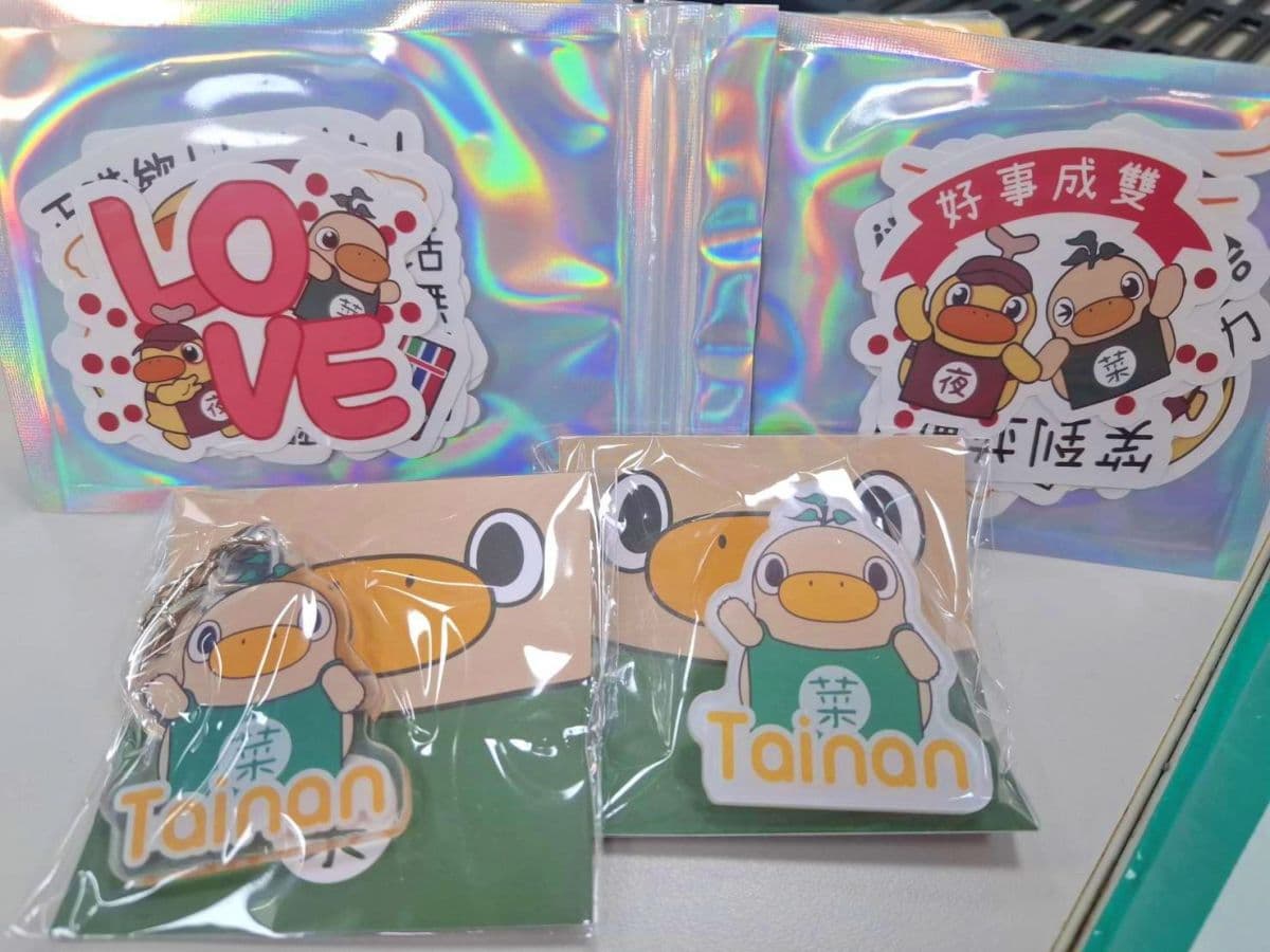 呆萌「夜奇鴨」現身台南夜市！免費扭蛋送周邊玩偶、公仔，再發300張夜市券