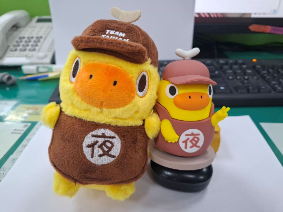 呆萌「夜奇鴨」現身台南夜市！免費扭蛋送周邊玩偶、公仔，再發300張夜市券