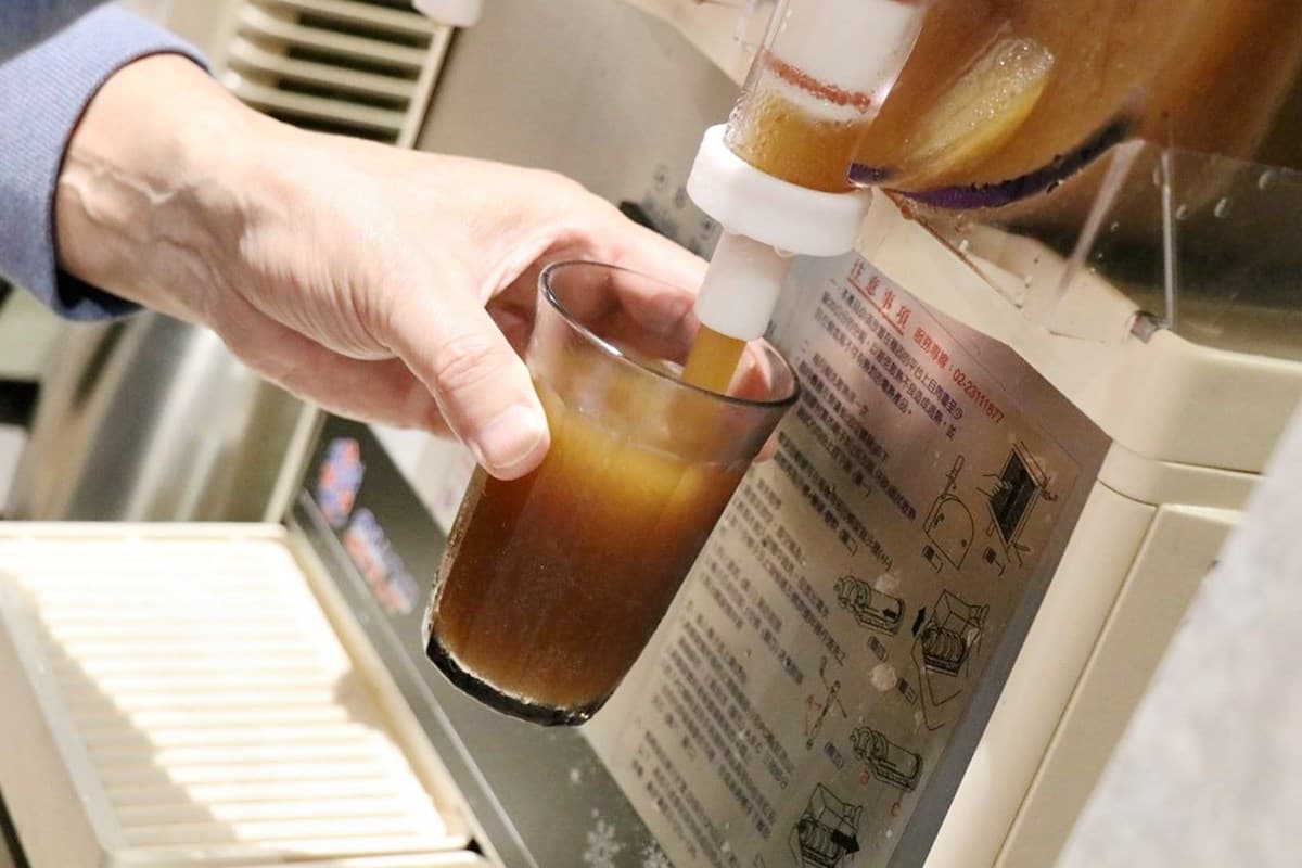 「石二鍋」自助吧全新升級！269元起霜淇淋、奶茶冰沙無限續，免費送浴帽