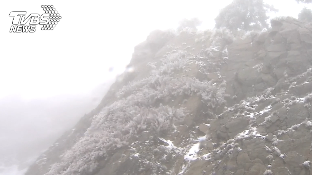 合歡山白茫茫一片。（圖／TVBS） 好美！松雪樓積雪成銀白世界　合歡山降2021年初雪
