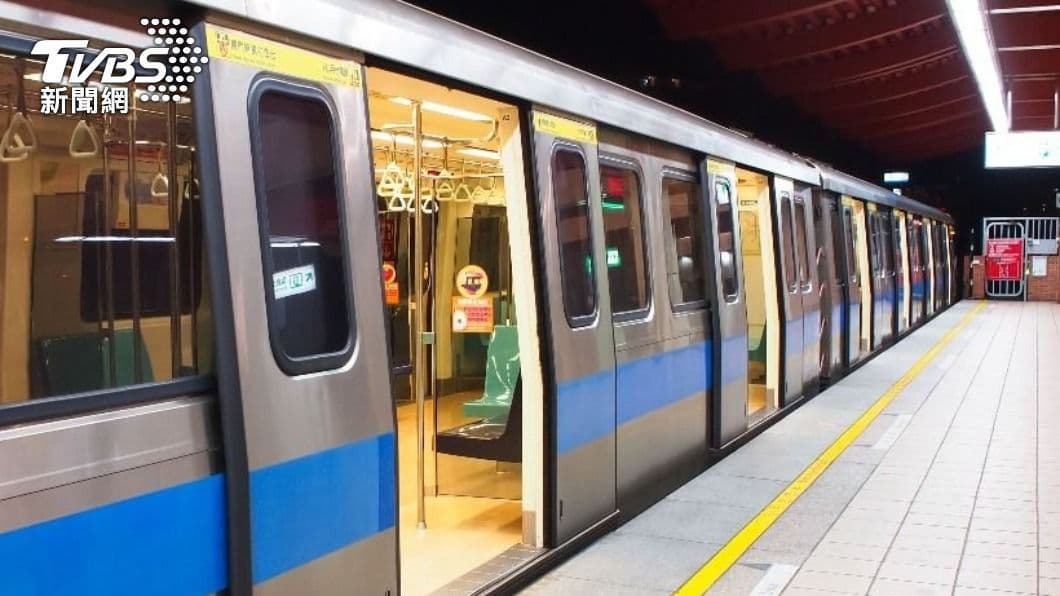 不只可借錢、手機免費充電!北捷「10大隱藏服務」曝光,還有AI智慧客服 有乘客發現車廂內有血腳印。(示意圖/shutterstock 達志影像)