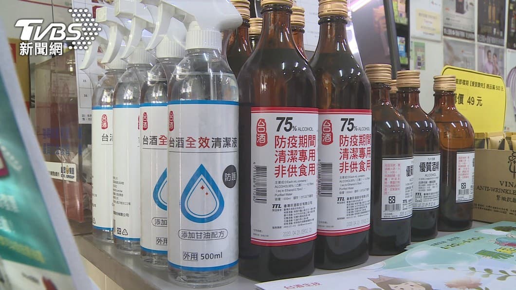 台酒表示民眾也可直接洽台酒的直營門市通路排隊購買。（圖／TVBS資料畫面） 疫情升溫爆搶酒精　台酒：輪班生產、高風險區配貨增