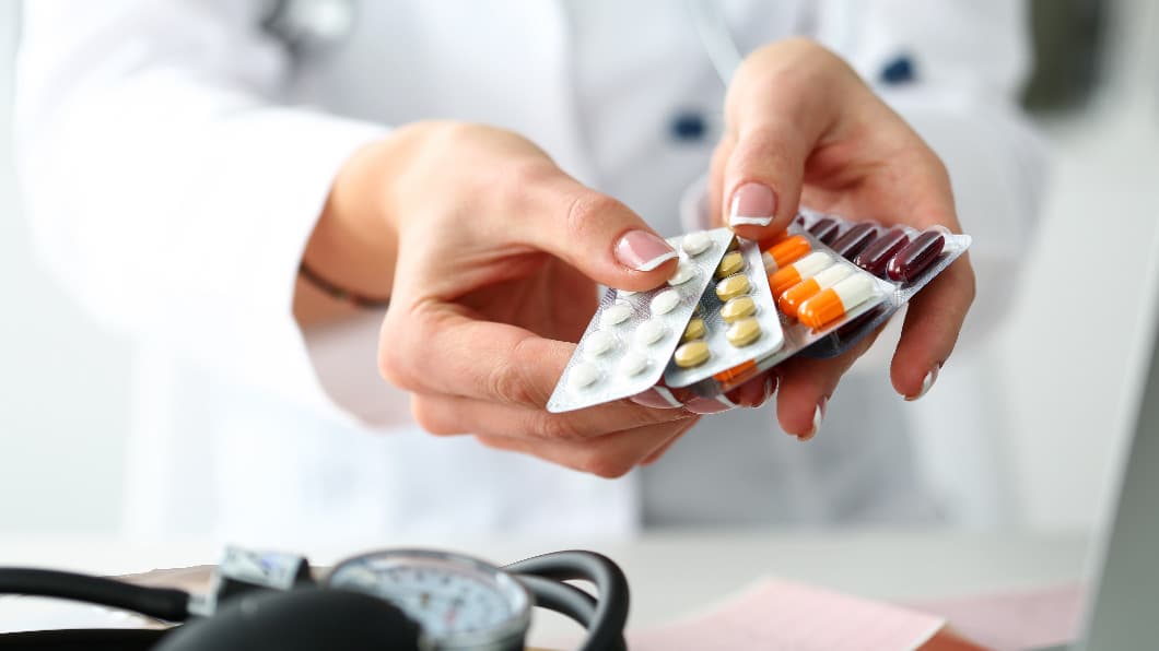 美國CDC指出，藥品應納入防疫必備物資。（示意圖／shutterstock達志影像） 酒精、漂白水缺貨怎辦？藥師曝6撇步病毒不上門