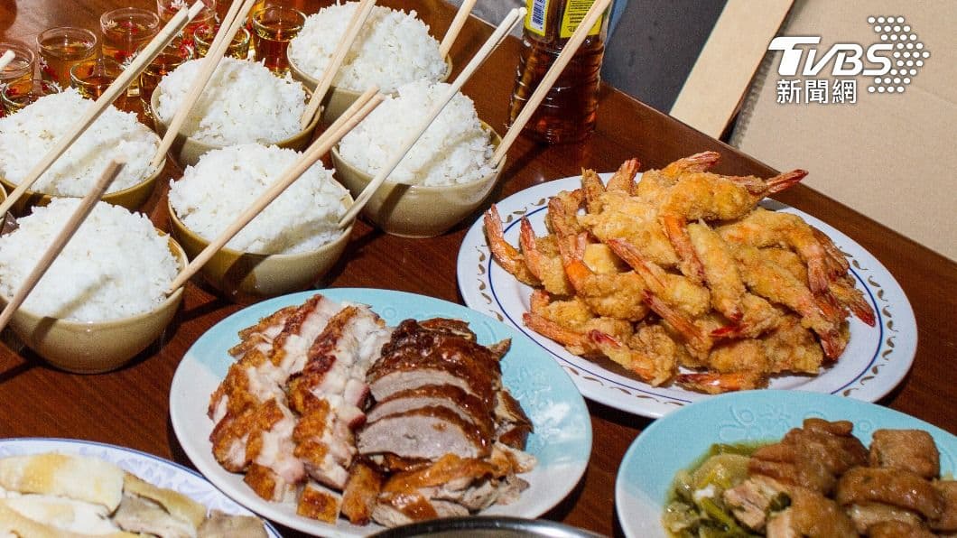 拜錯衰整年!鬼月16大「祭拜禁忌」一次看,放鞭炮、拜這4種水果超NG 鬼月祭拜時,雞或魚都不宜切塊。(示意圖/Shutterstock達志影像) 鬼月16大祭拜禁忌!雞、魚也有眉角 拜錯小心衰整年
