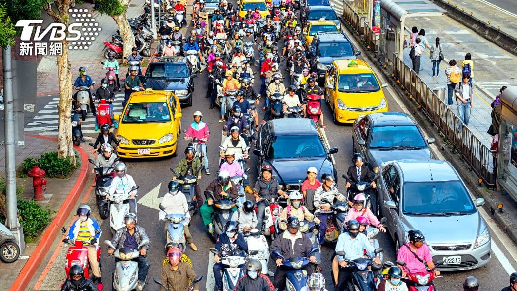 政府發錢了!機車族「符合條件」最高拿3800元補助,請領方法一次看 車主「未交1費用」逾期就開罰。(示意圖/shutterstock達志影像)