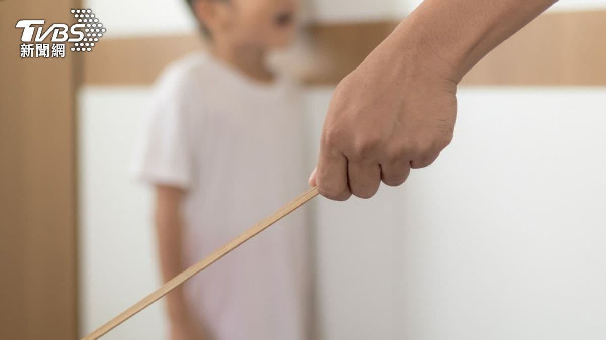 上一代帶孩子常有體罰的情況發生。(示意圖/Shutterstock達志影像) 上一代帶孩子常有體罰的情況發生。(示意圖/Shutterstock達志影像)