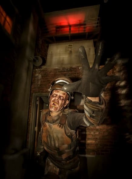 不跑會被吃掉!陰屍路喪屍嚇死人不償命 Walking Dead Attraction_10.jpg