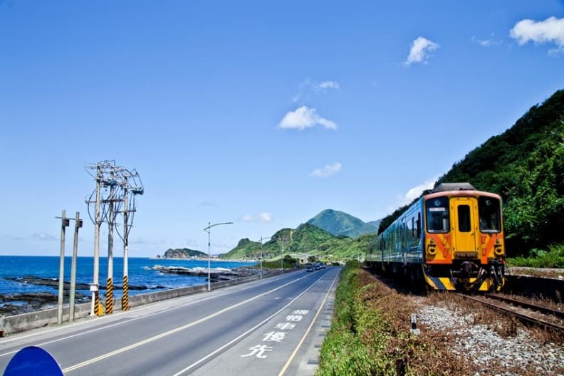 基隆瑞芳這裡才看得到!彩繪火車佐海景 A0179560.jpg