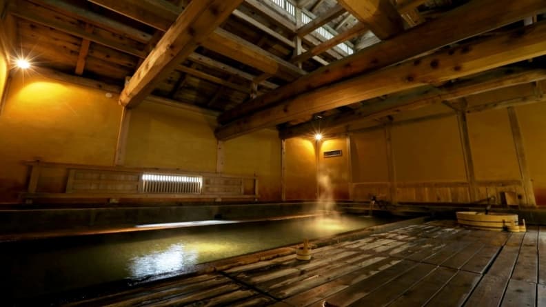 揭露!日本600年歷史秘湯原來藏在這 不忘閣470年歷史的木造旅館建築中擁有六座風情各異的秘湯,是吸引溫泉旅館愛好者年年重複到訪的關鍵原因。(圖片由Visit東北提供).jpg