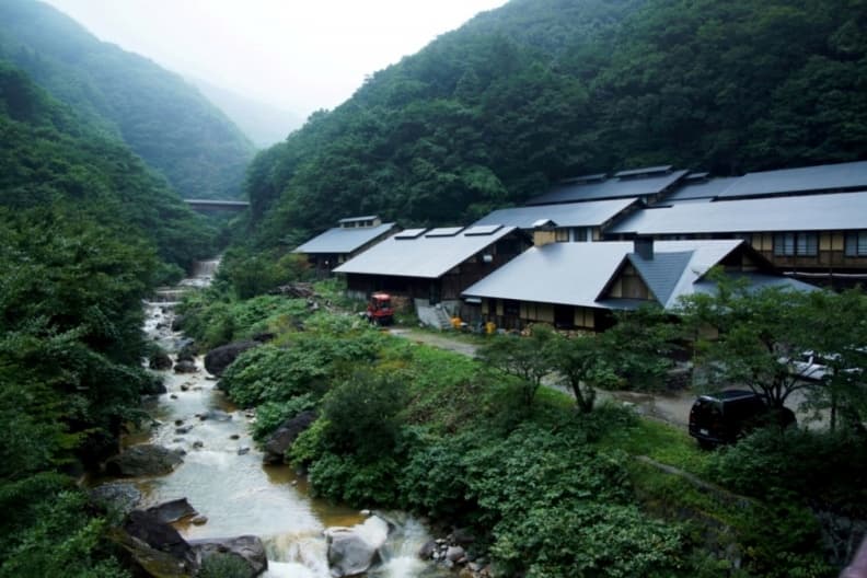 揭露!日本600年歷史秘湯原來藏在這 詞正象徵了旅館四周巍峨險峻的山景。不僅喜愛溫泉,同時也熱衷於戶外活動的溫泉旅館迷,峩々温泉絕對是不二首選。(圖片由Visit東北提供).jpg