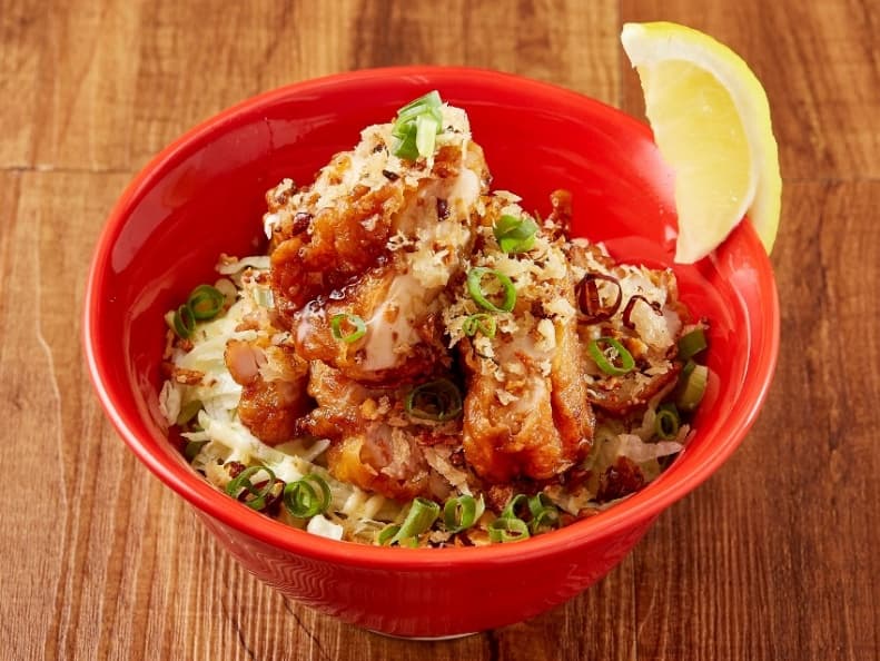 日本最新彈!拉麵店秋冬限定款,竟是中華「雞」料理! 蒜香炸雞丼.jpg