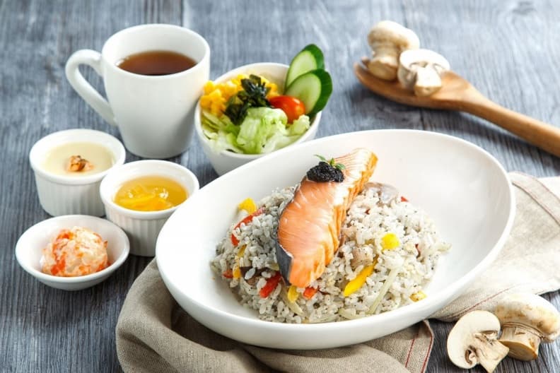 鮭魚口味的可樂餅漢堡,你吃過嗎? 「松露嫩鮭野菇燉飯」套餐定價380元.jpg